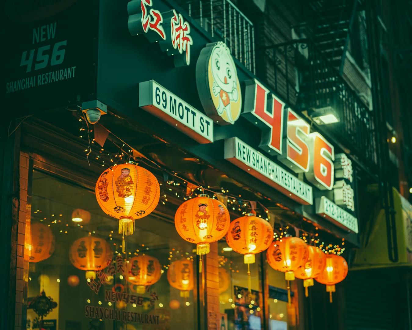 Elegant Cantonese dim sum restaurant interior in Taipei