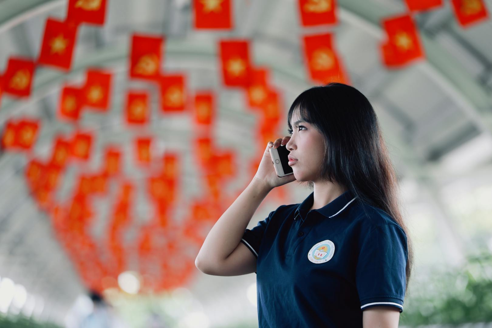 Traveler practicing Mandarin phrases with a Taipei food stall vendor