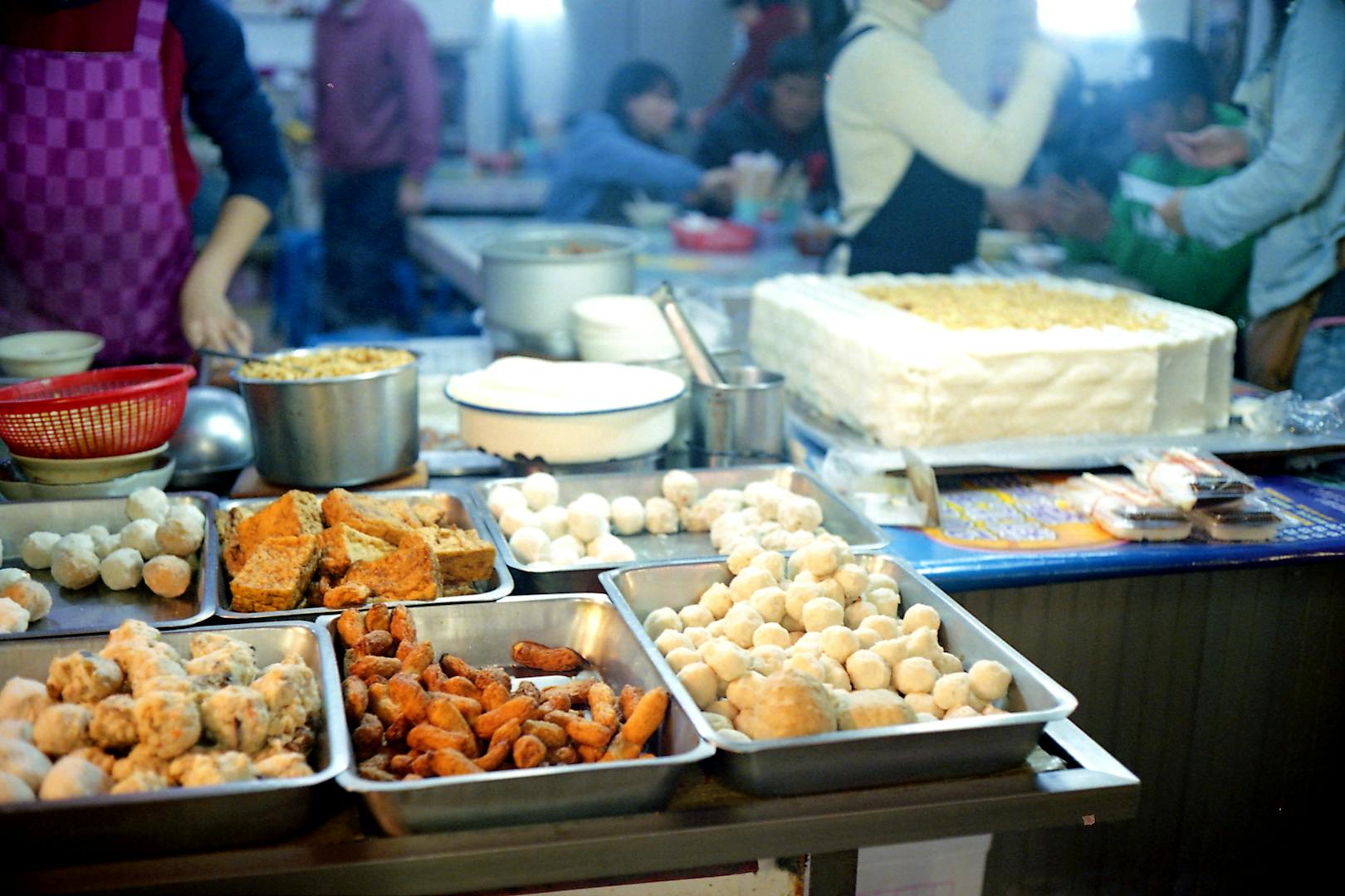 Shilin Night Market with crowds and food stalls in Taipei