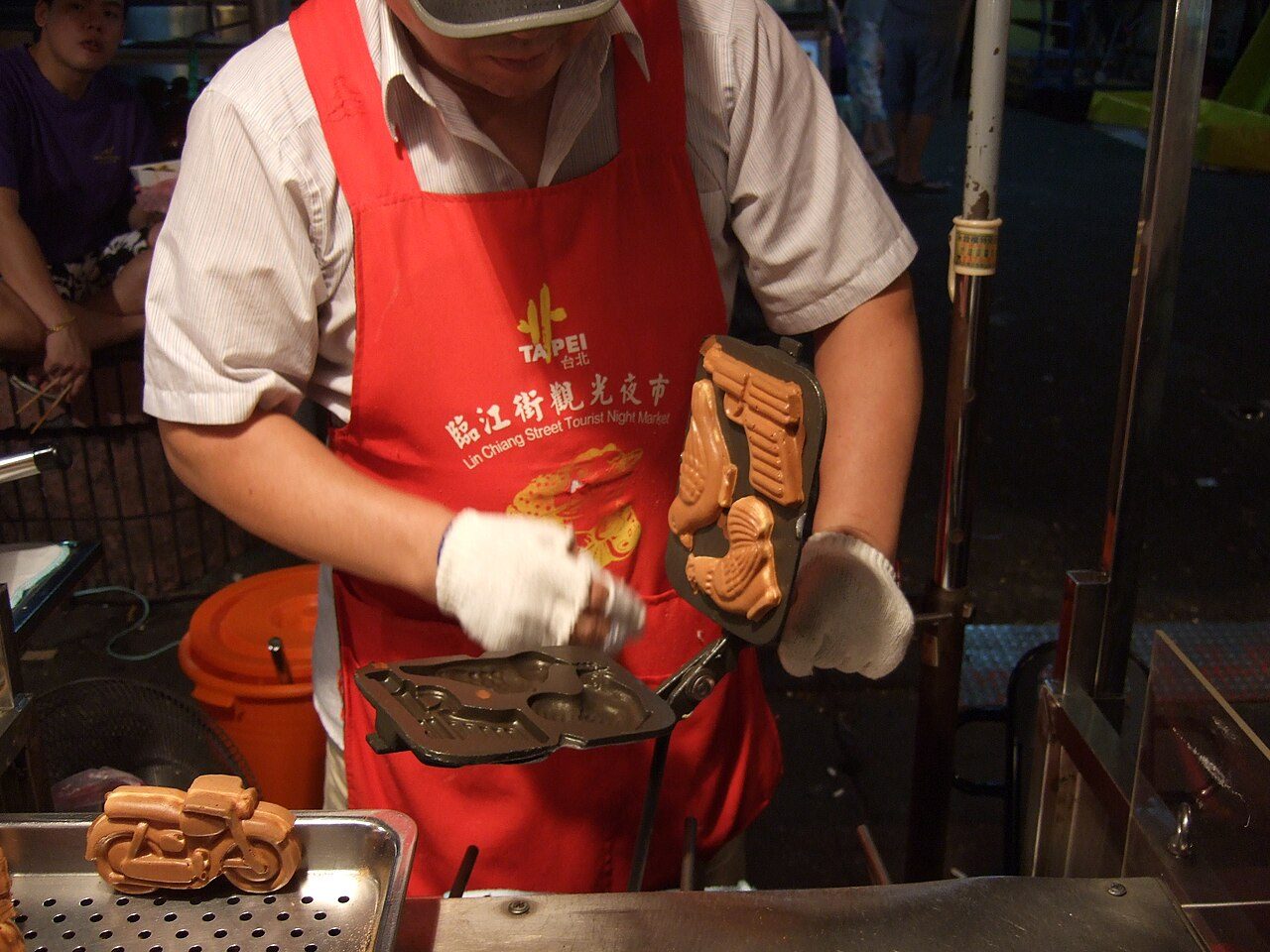 Food stalls at Tonghua (Linjiang Street) Night Market in Taipei