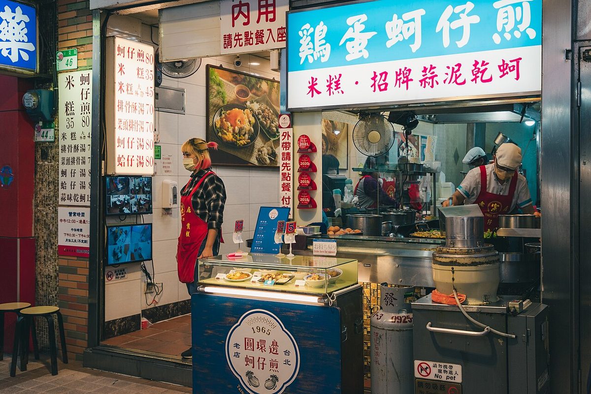 Food stalls serving classic night market food in Taipei along Ningxia Night Market
