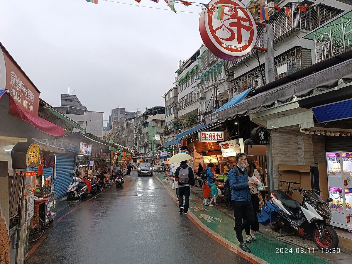 Clothing shops and food stalls on Longquan Street in the Shida Night Market area of Taipei