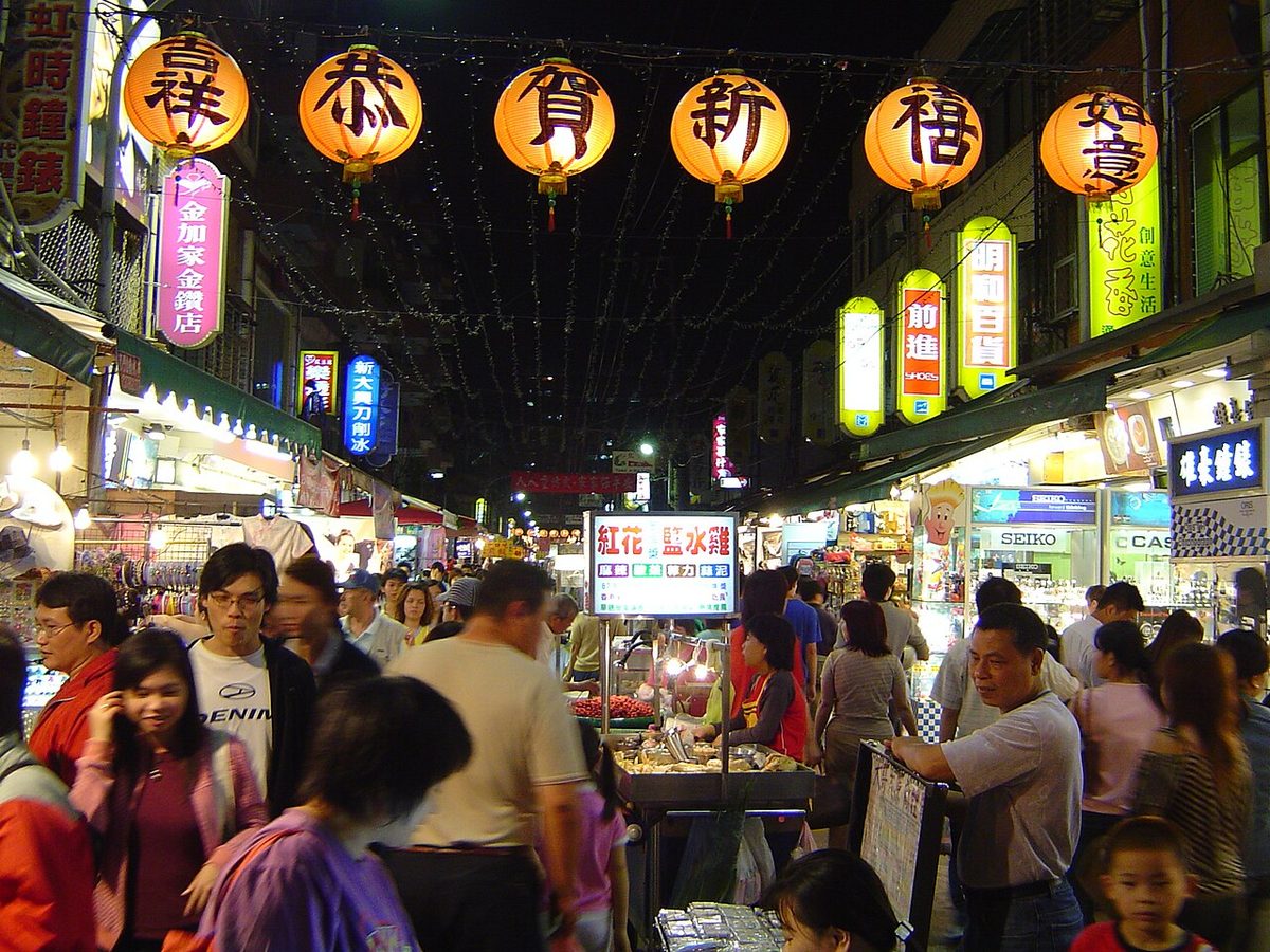 Evening crowds and lit stalls at Linjiang Street (Tonghua) Night Market in Taipei